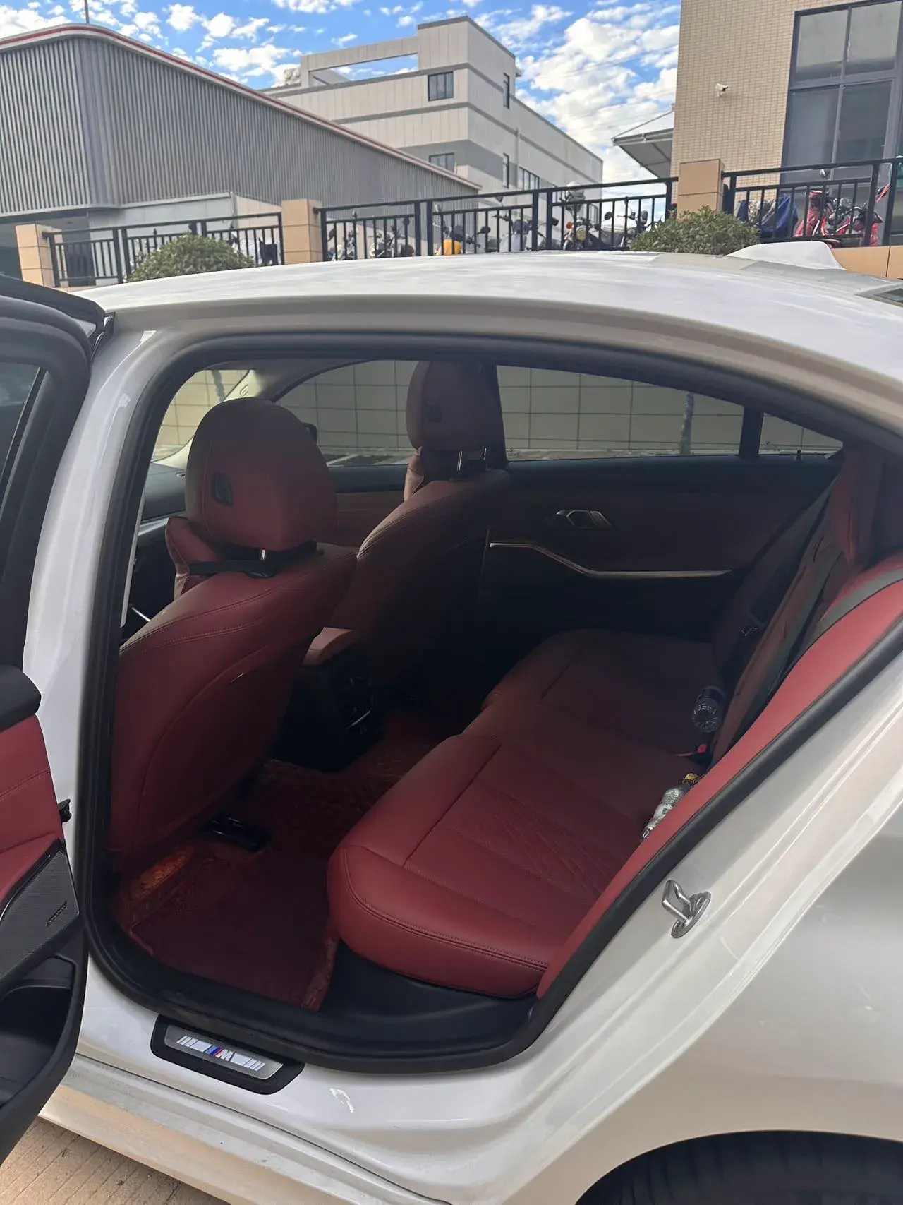 2025 BMW 3 thumbnail 4