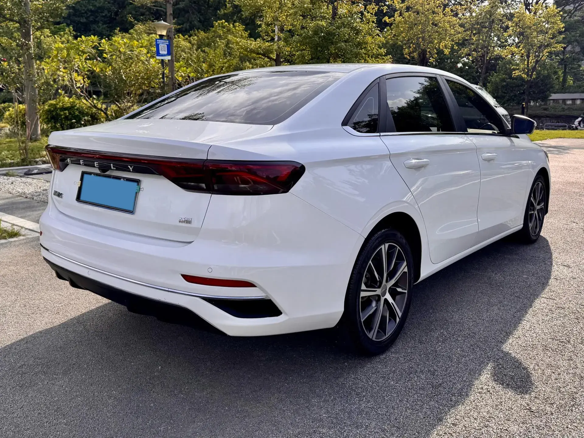 2022 GEELY EMGRAND thumbnail 4