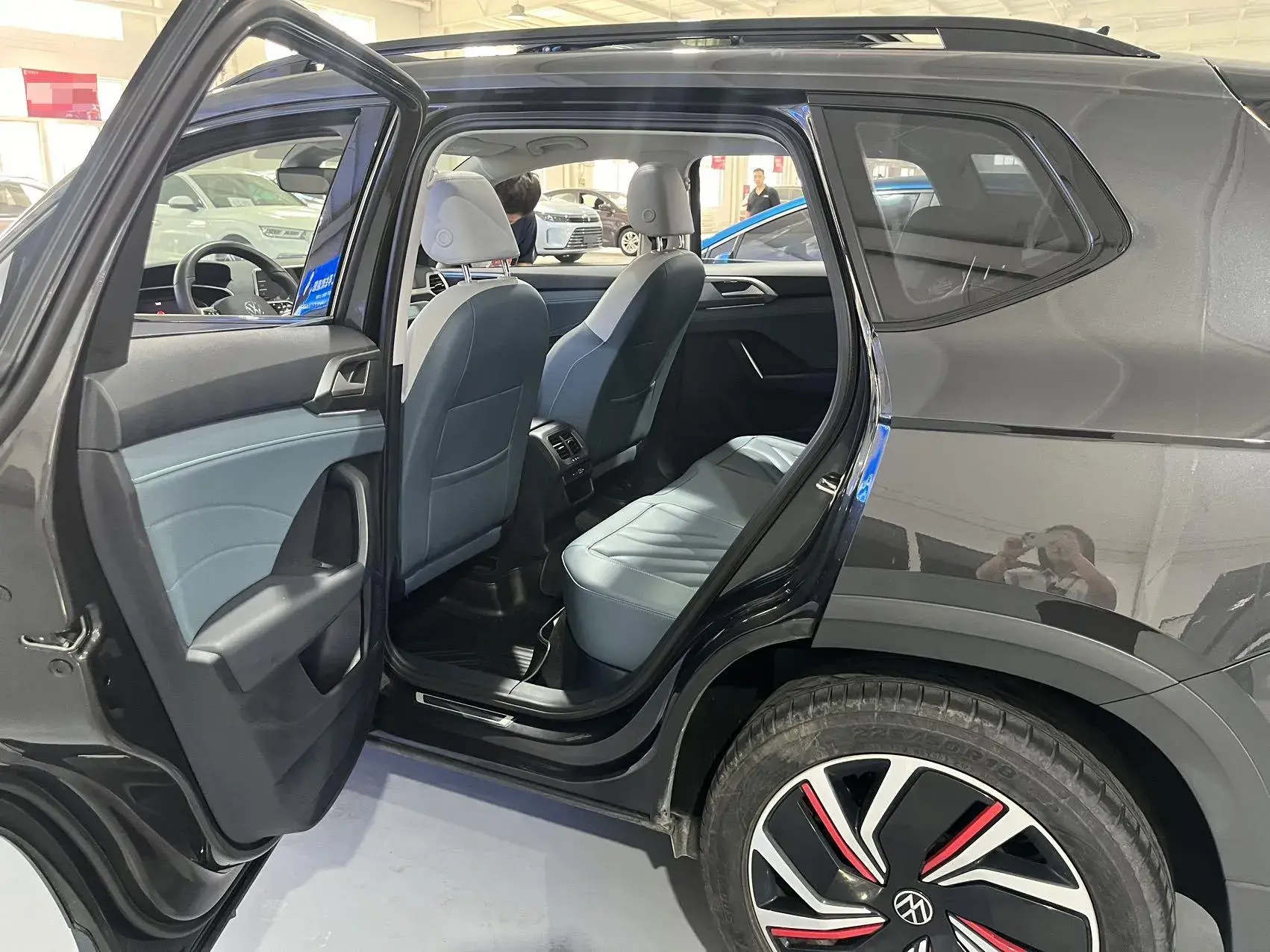 2023 VOLKSWAGEN THARU thumbnail 4