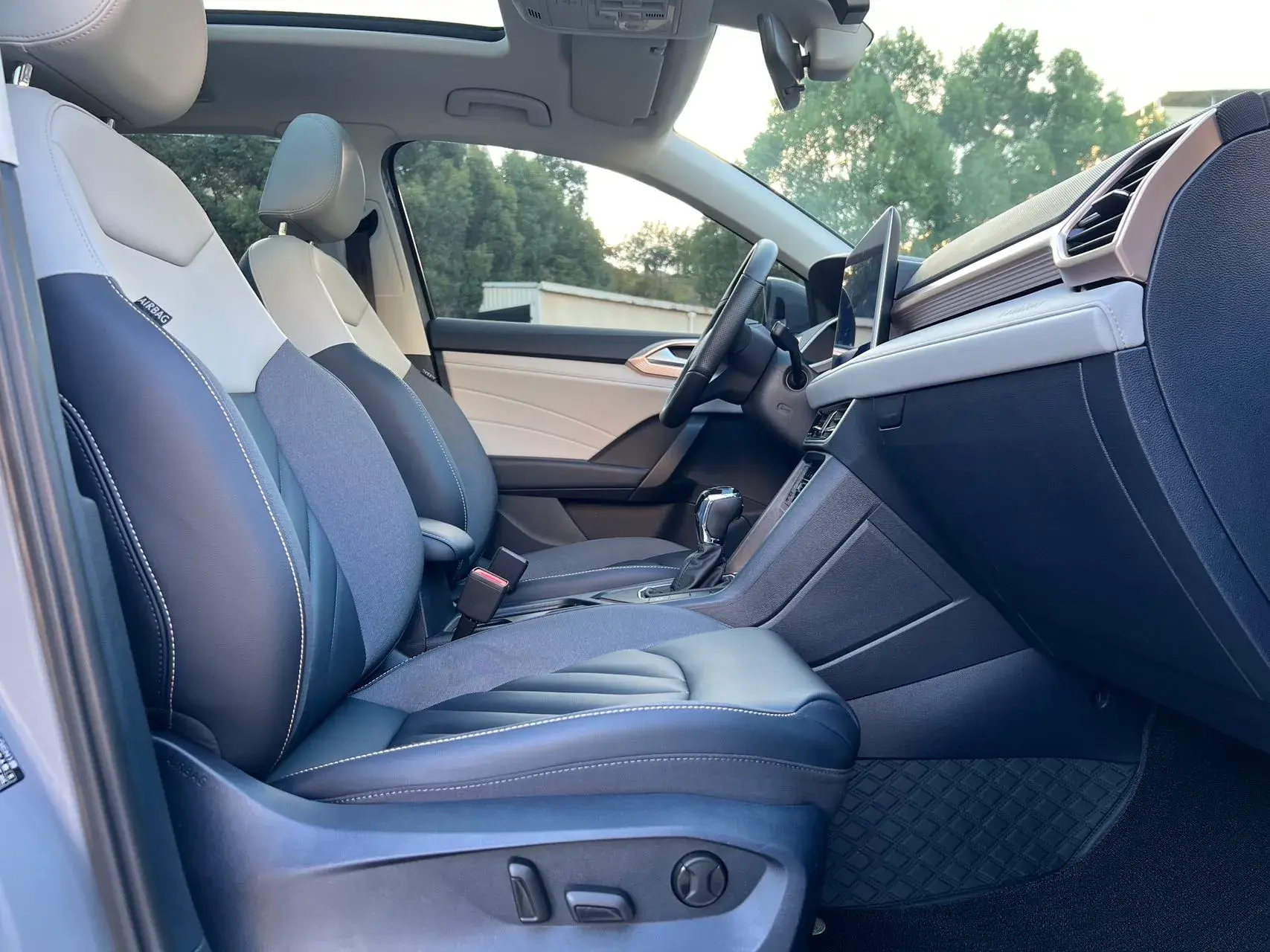 2023 VOLKSWAGEN THARU thumbnail 4