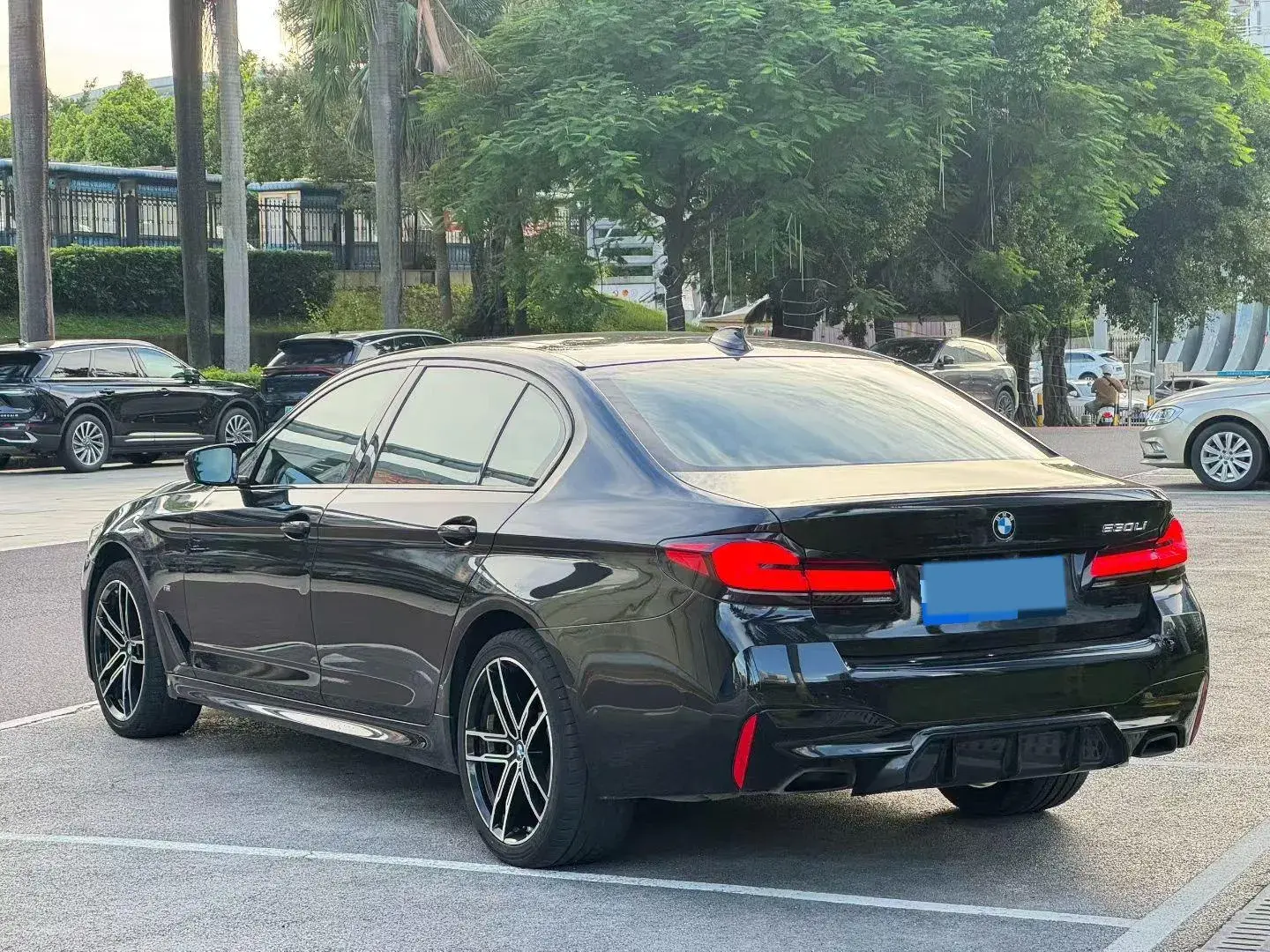 2021 BMW 5 thumbnail 4