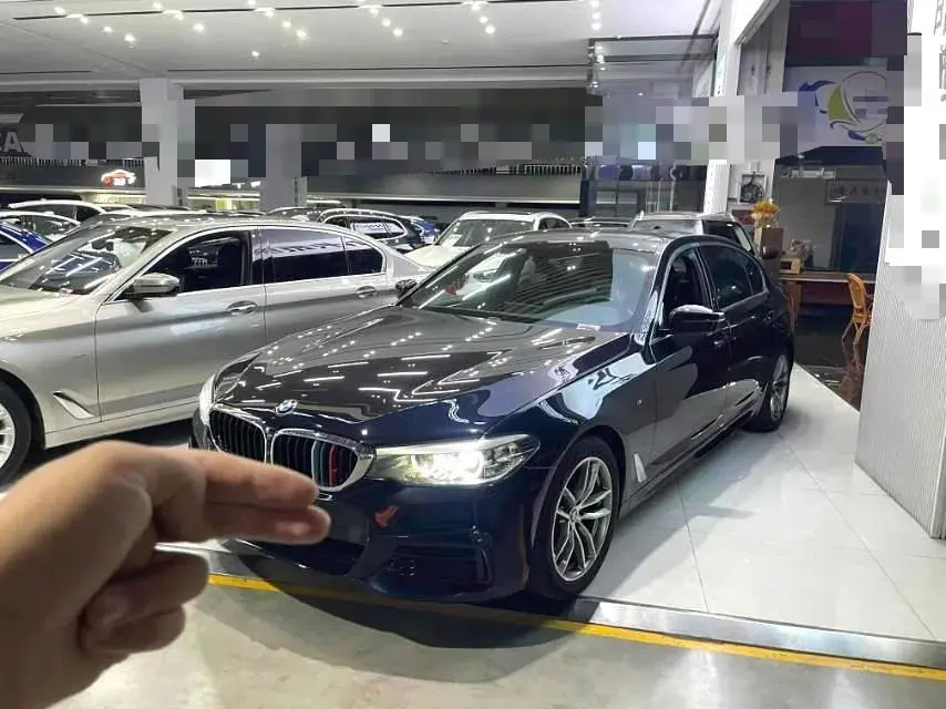 2020 BMW 5 view 1