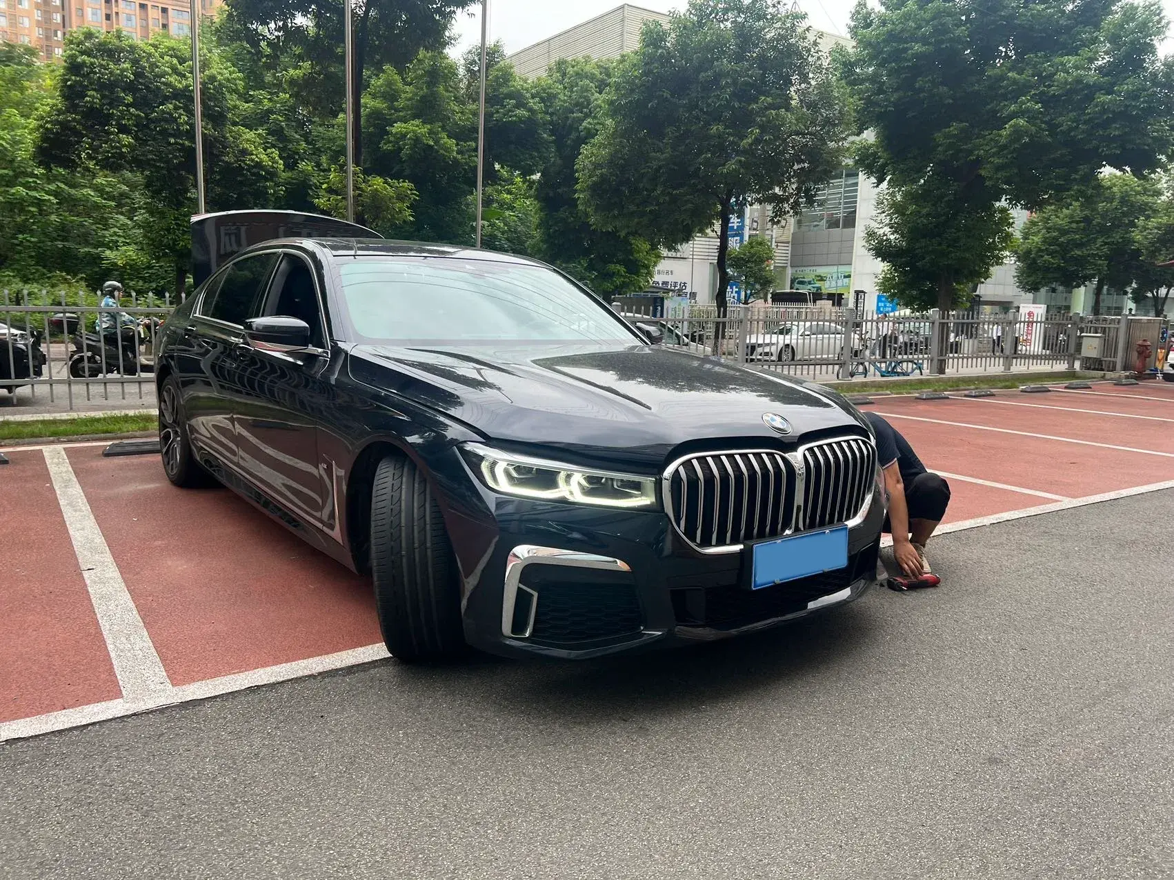 2021 BMW 7 thumbnail 3