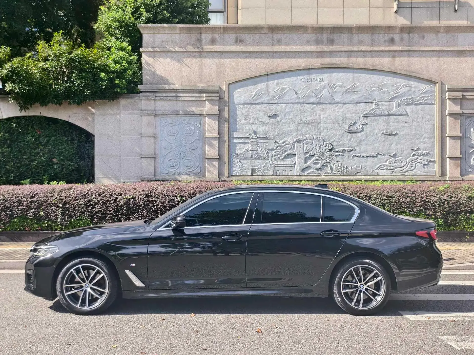 2022 BMW 5 thumbnail 4