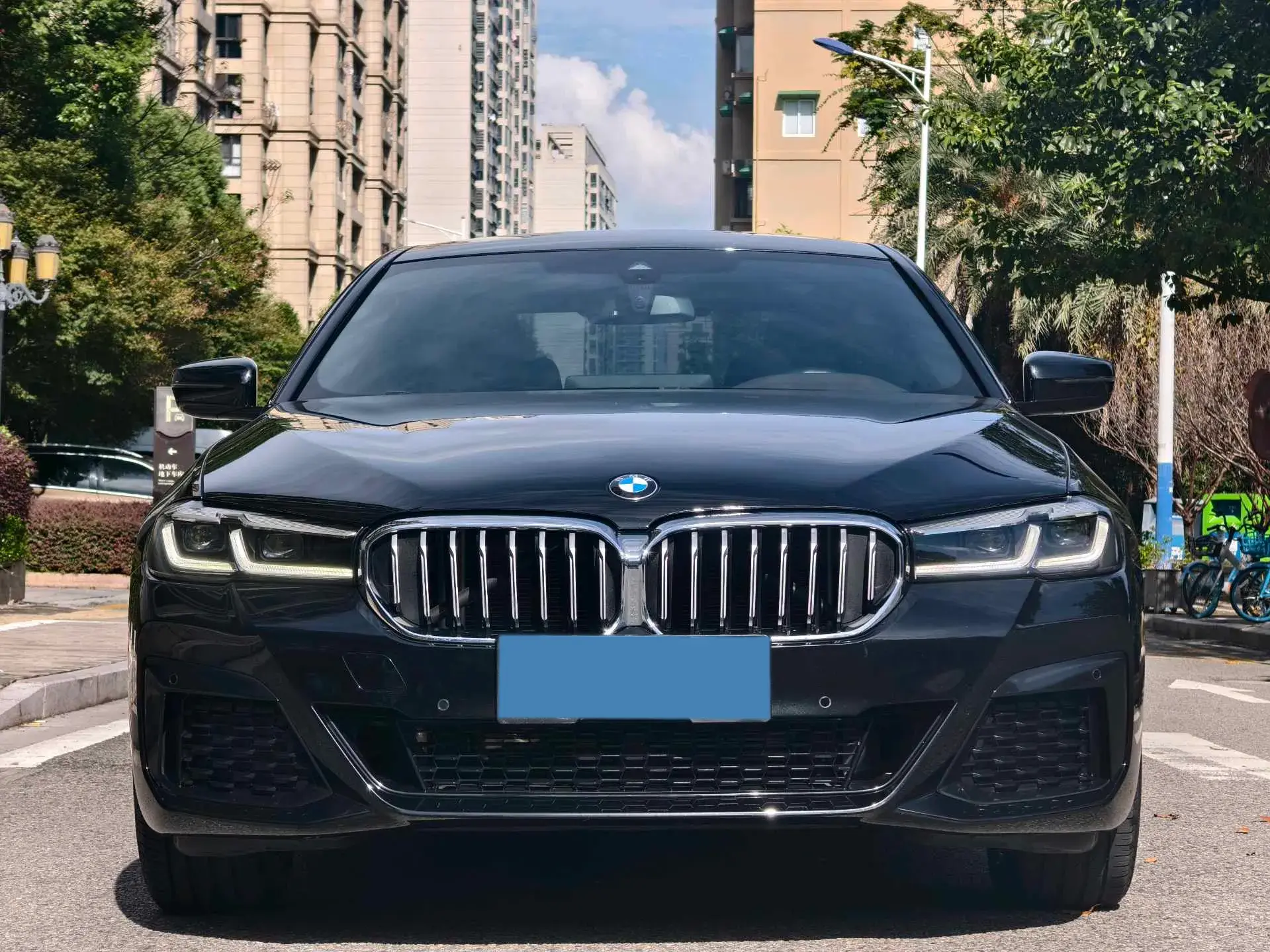 2022 BMW 5 thumbnail 2