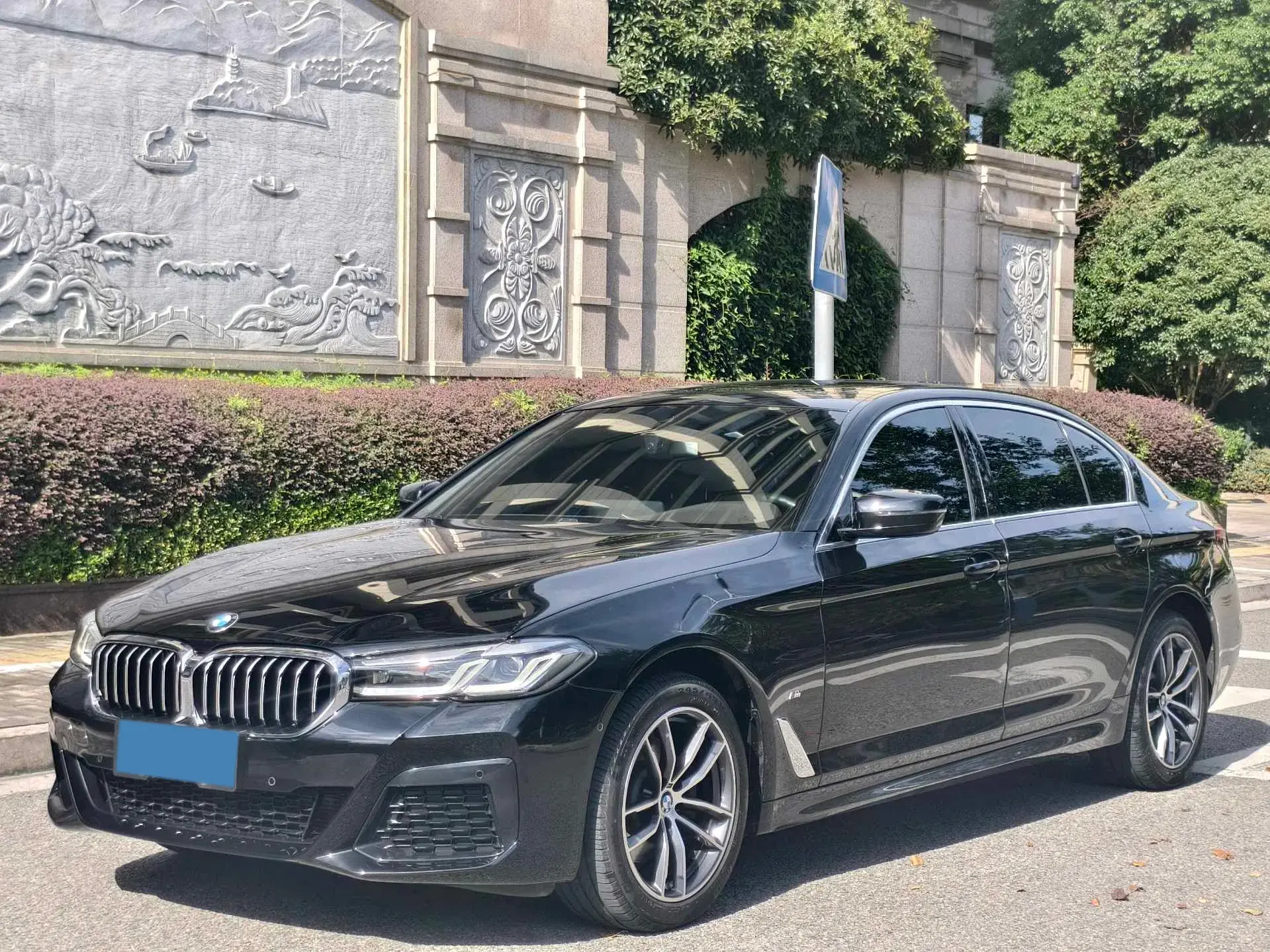 2022 BMW 5 view 1