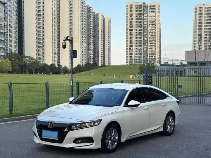 2018 HONDA ACCORD view 1