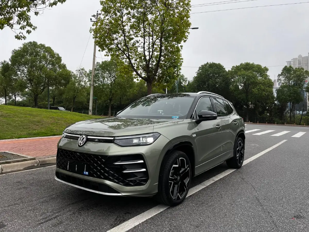 2025 Volkswagen Tayron 2.0T 220HP L4 7DCT