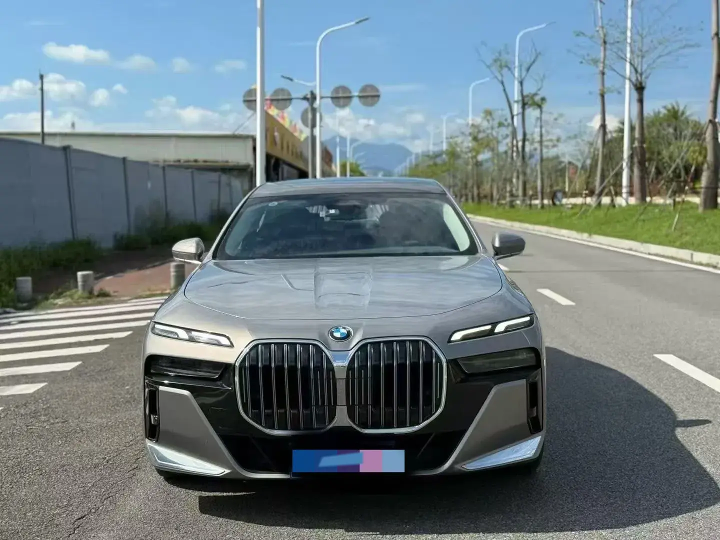 2023 BMW 7 thumbnail 2