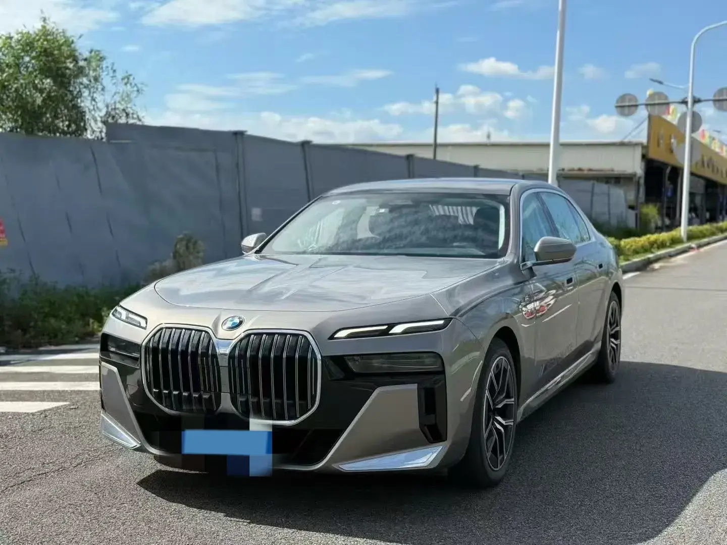 2023 BMW 7 view 1