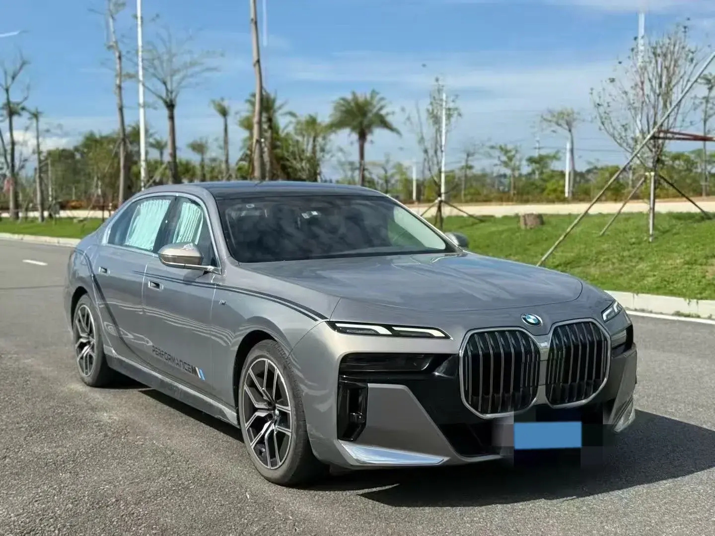 2023 BMW 7 thumbnail 3