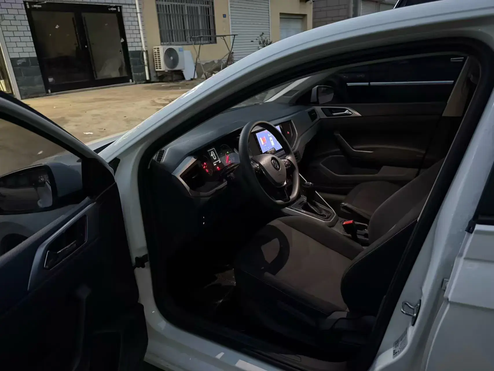 2019 VOLKSWAGEN POLO thumbnail 4