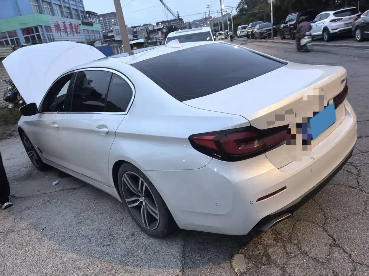 2021 BMW 5 thumbnail 4