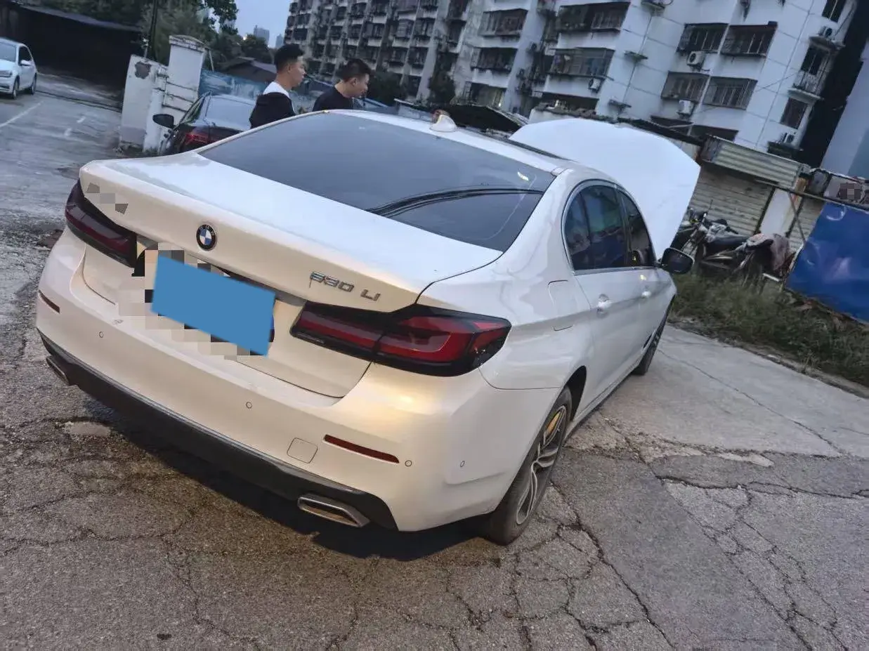 2021 BMW 5 thumbnail 3