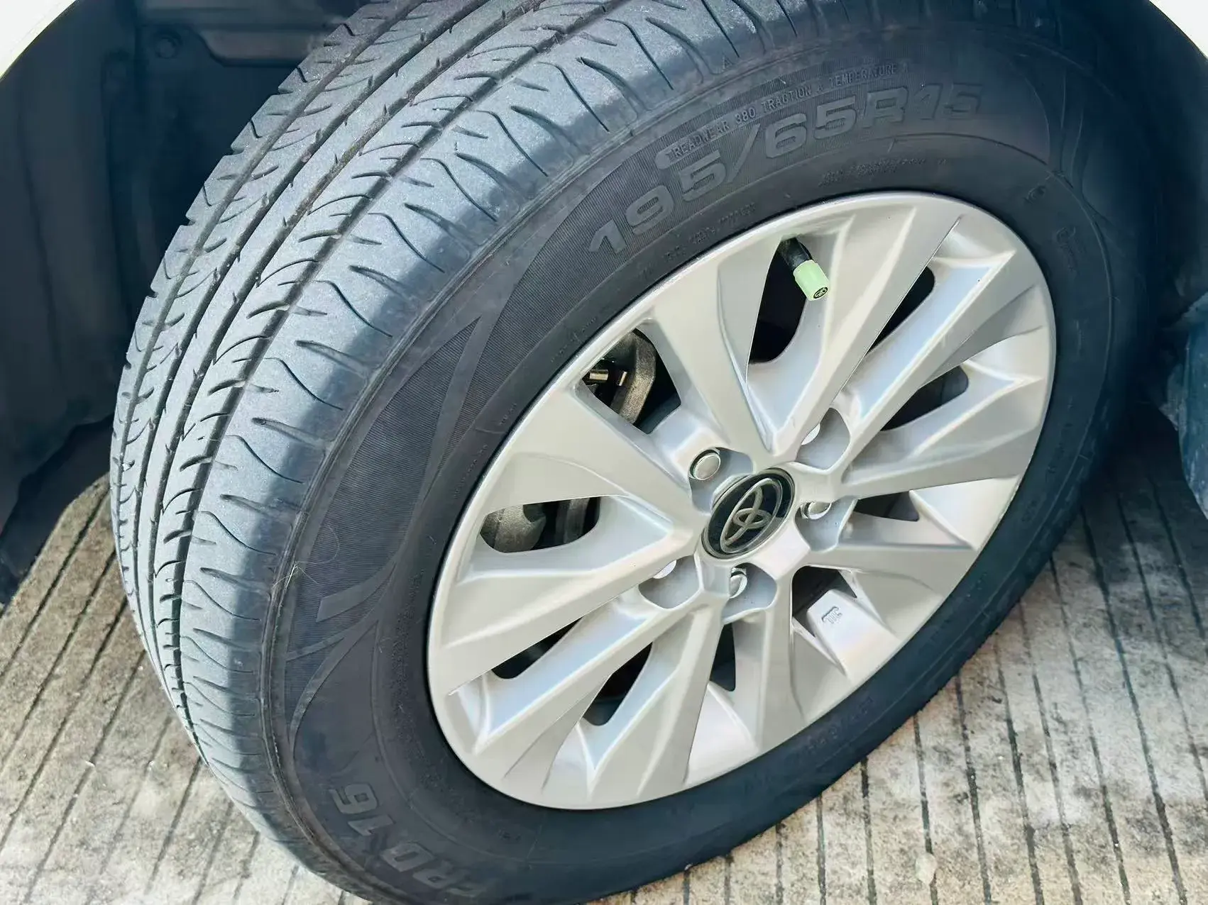 2023 TOYOTA COROLLA thumbnail 2