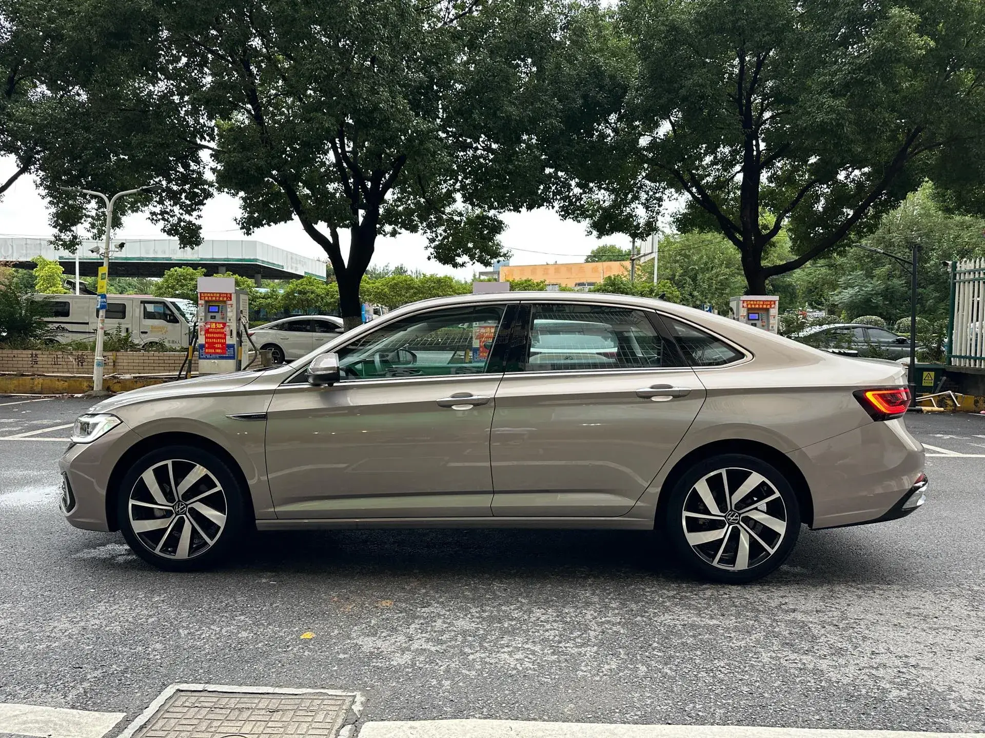 2023 VOLKSWAGEN SAGITAR thumbnail 4