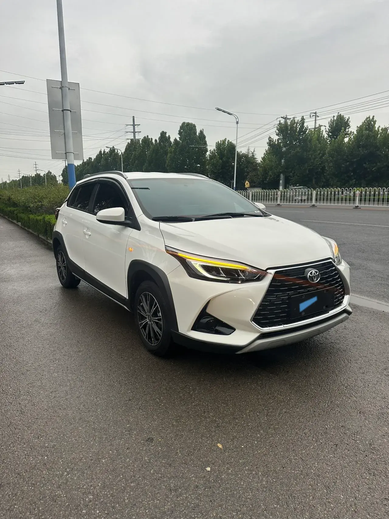 2021 TOYOTA YARIS thumbnail 3