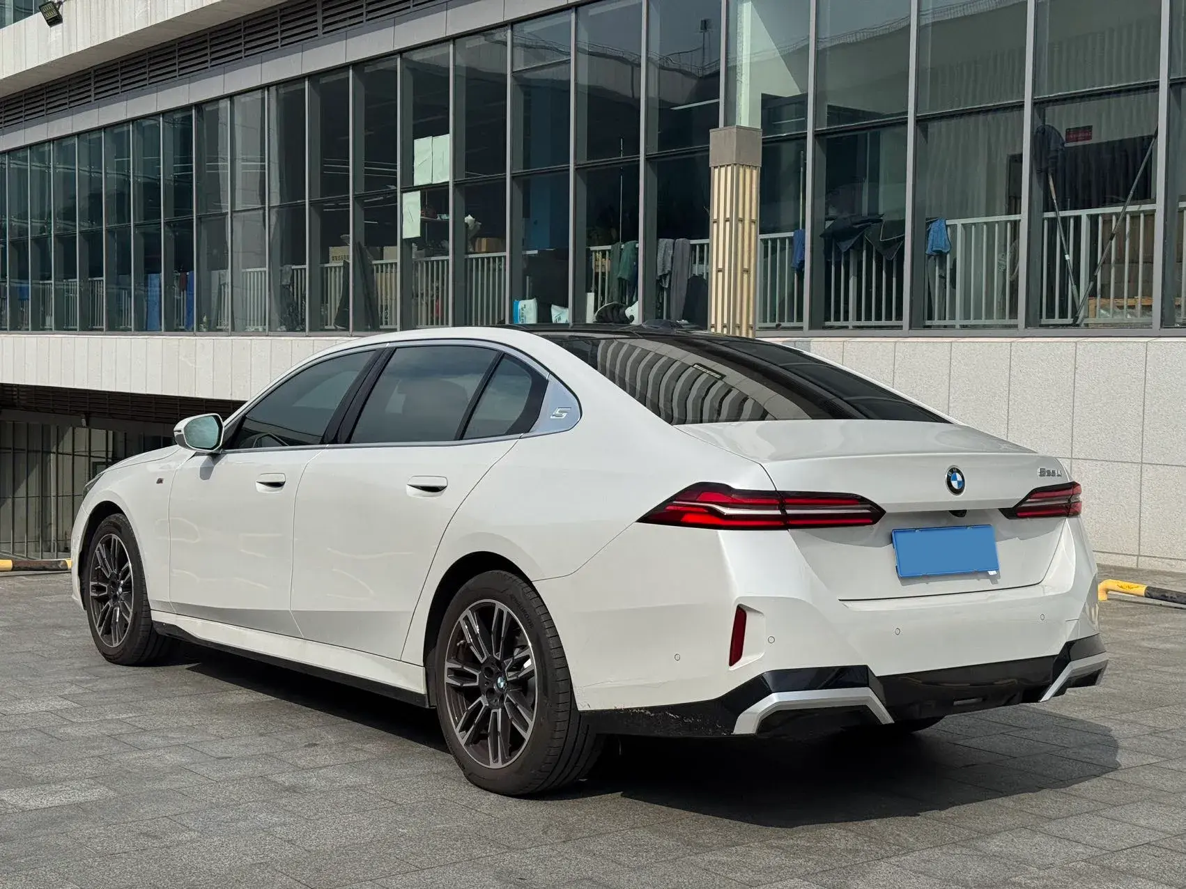 2024 BMW 5 thumbnail 4