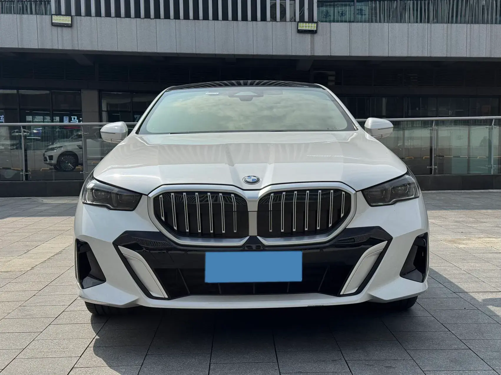 2024 BMW 5 thumbnail 2