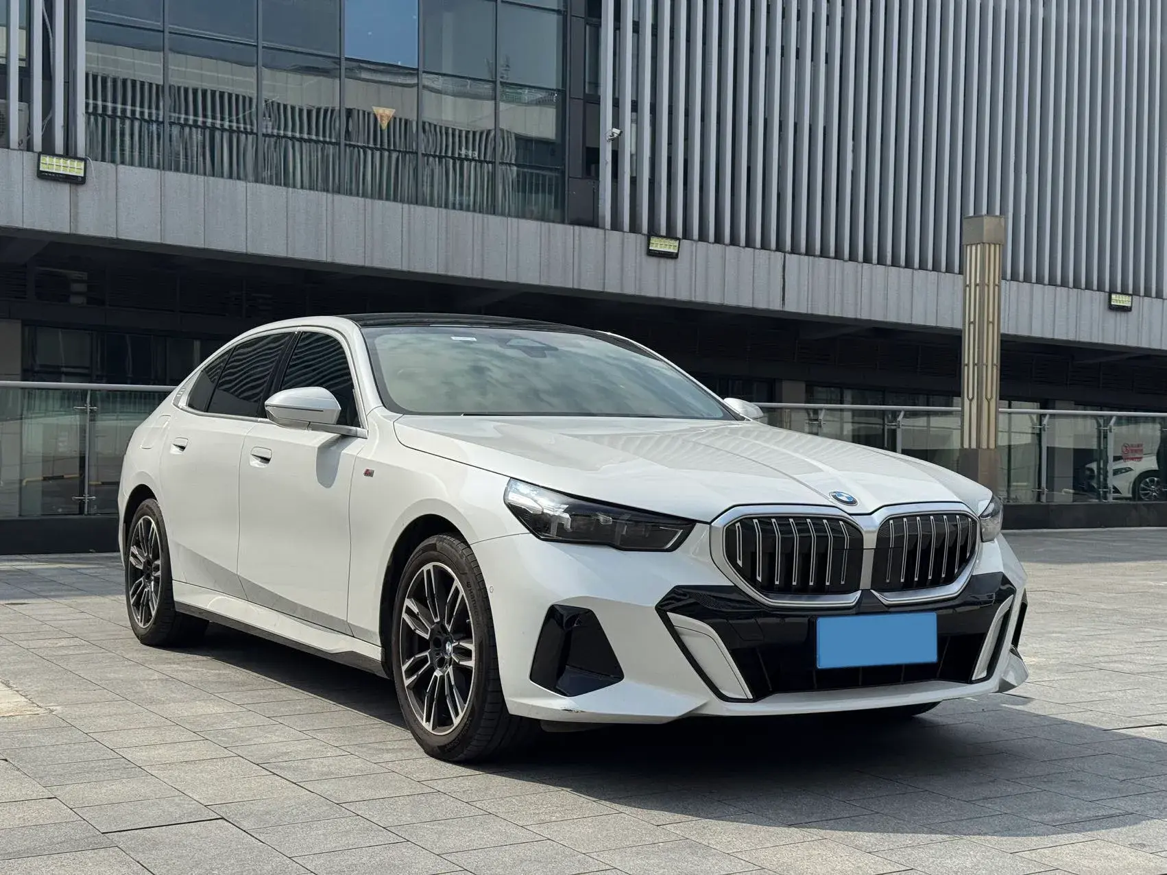 2024 BMW 5 thumbnail 3