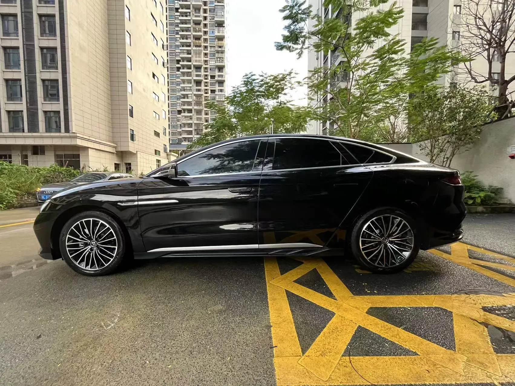 2022 BYD HAN thumbnail 3