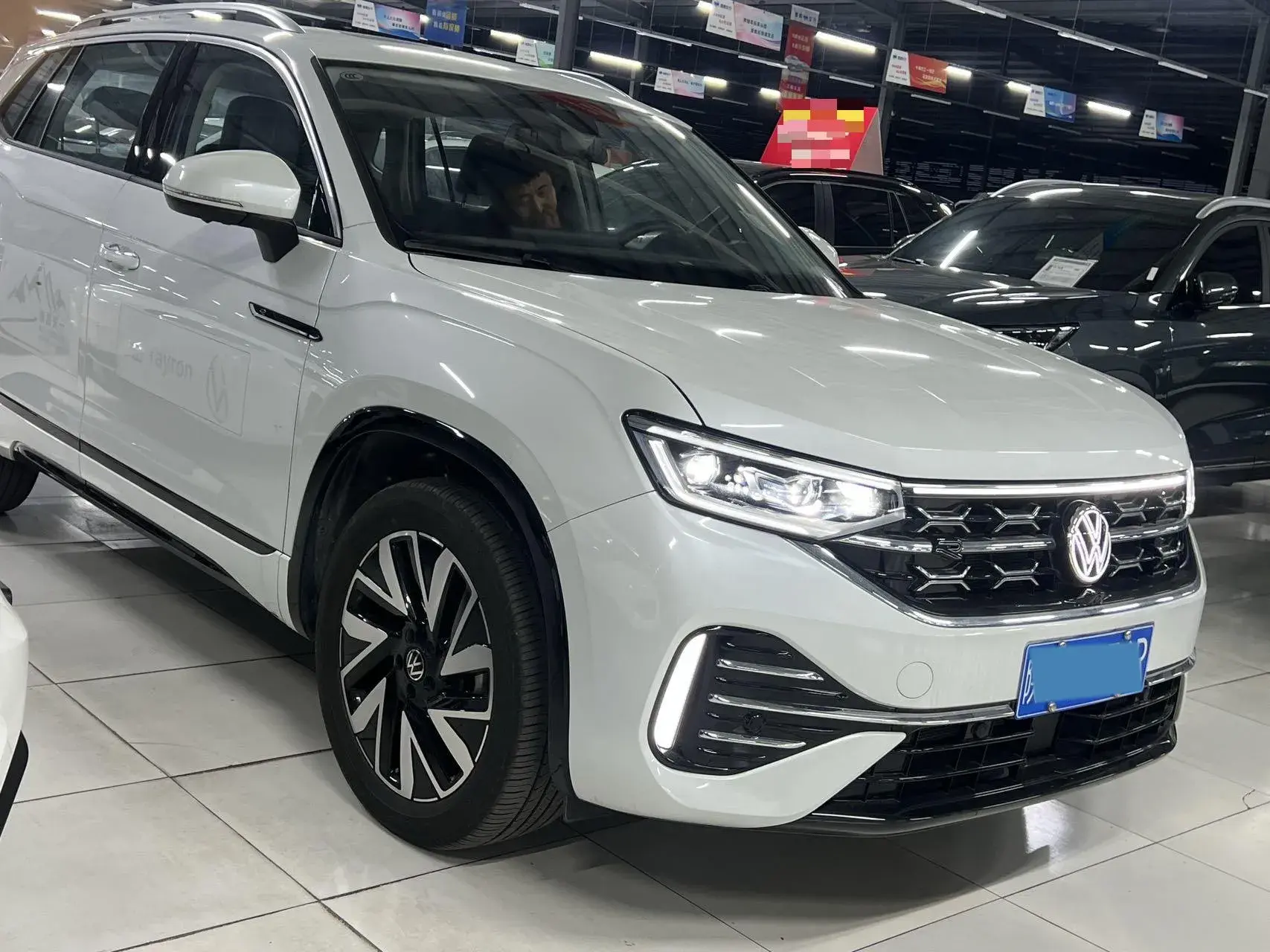 2023 VOLKSWAGEN TAYRON thumbnail 3