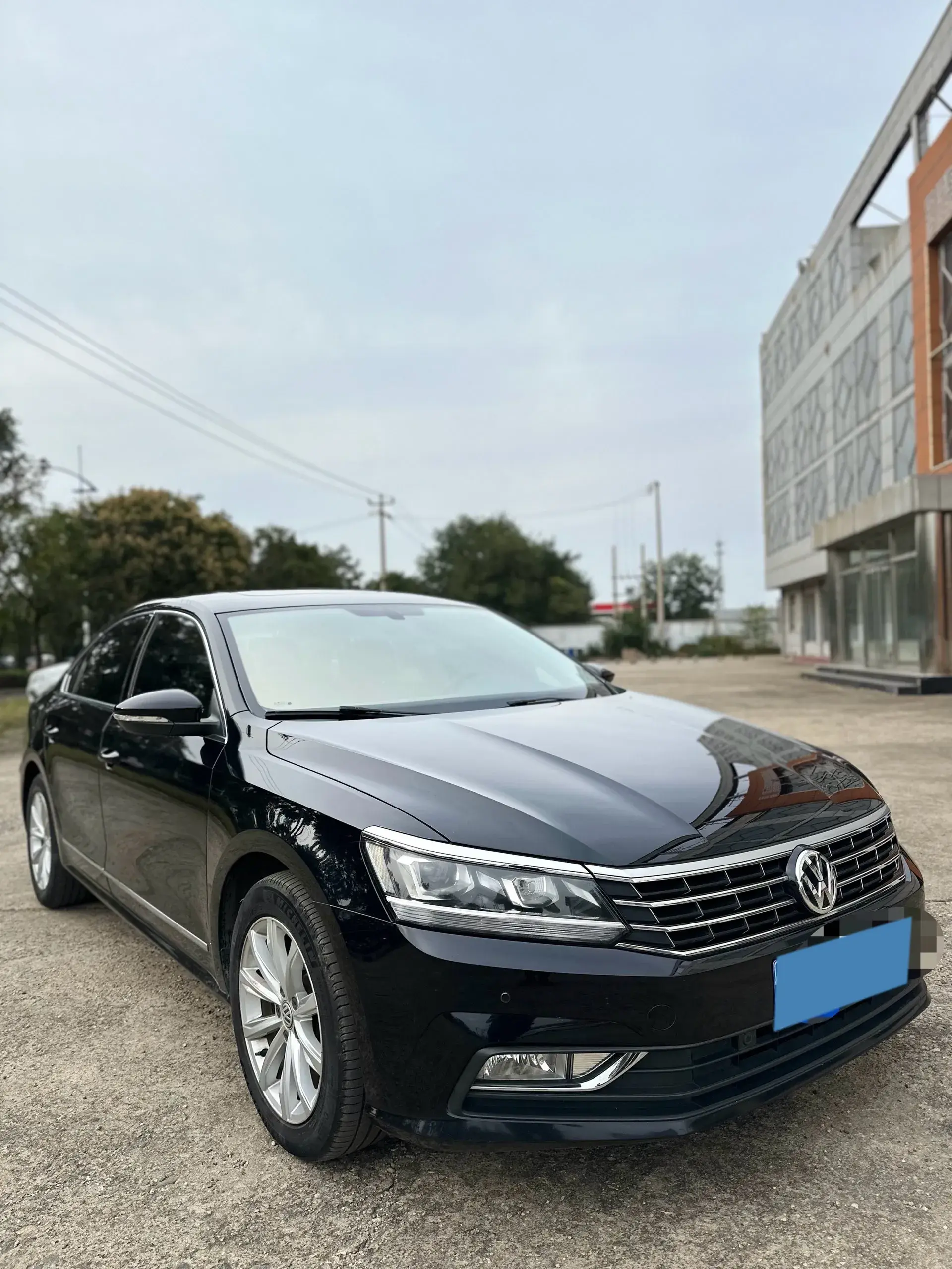 2017 VOLKSWAGEN PASSAT thumbnail 3