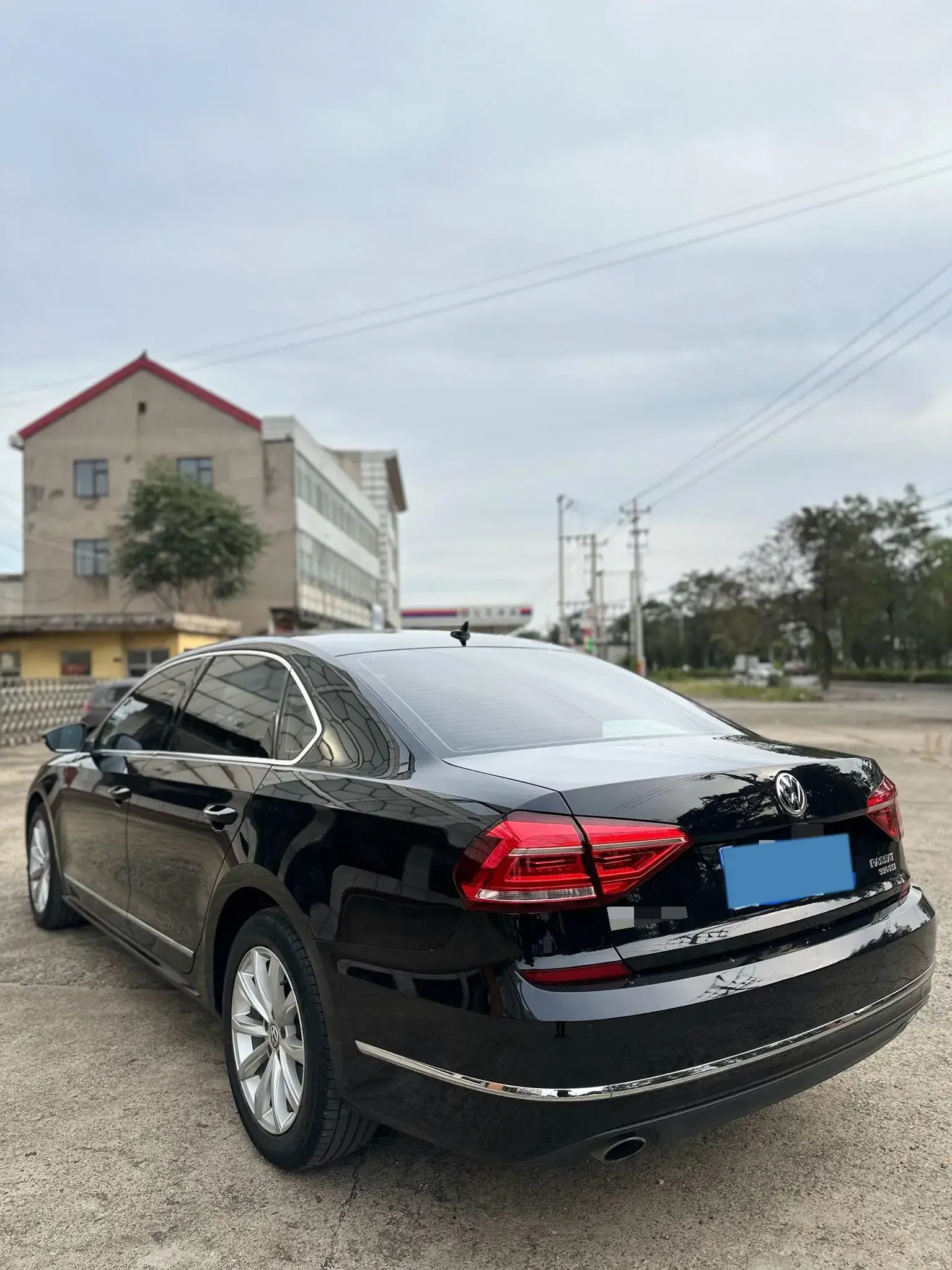 2017 VOLKSWAGEN PASSAT thumbnail 4