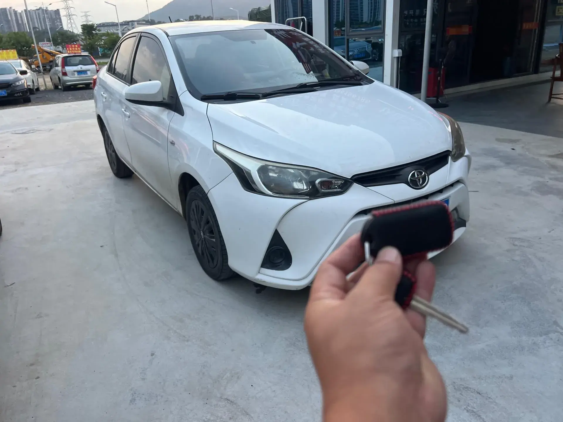 2017 TOYOTA YARIS thumbnail 3