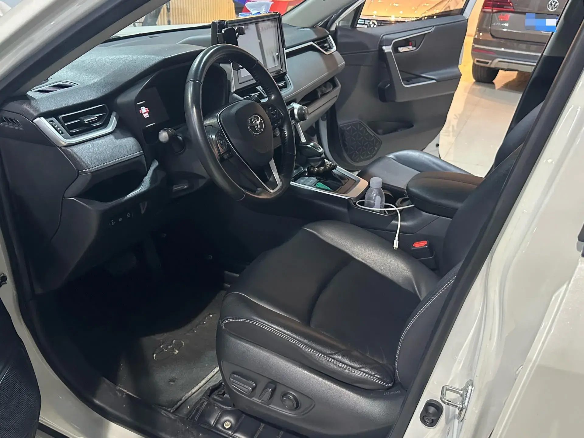 2020 TOYOTA RAV4 thumbnail 4