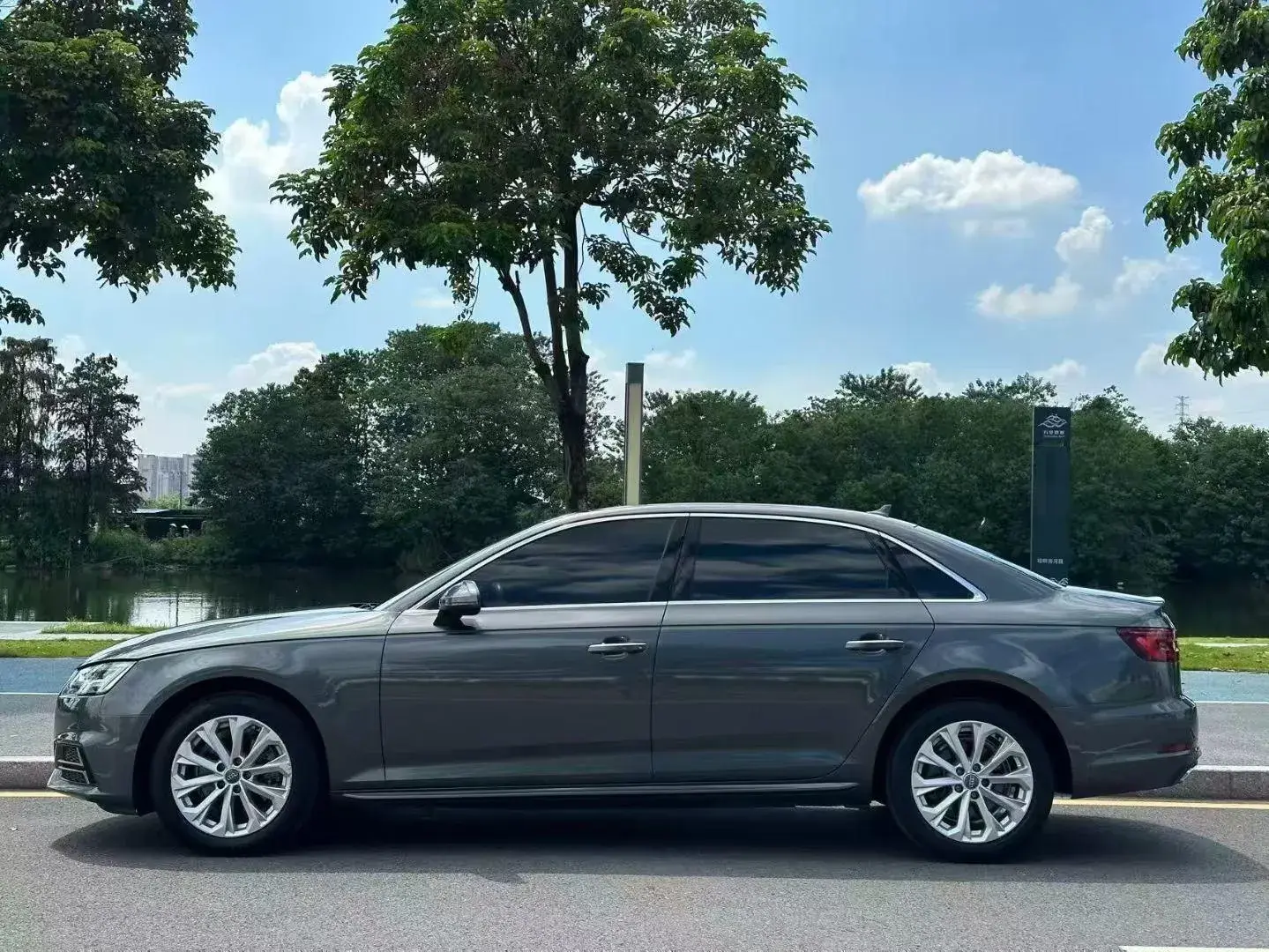 2019 AUDI A4L thumbnail 3