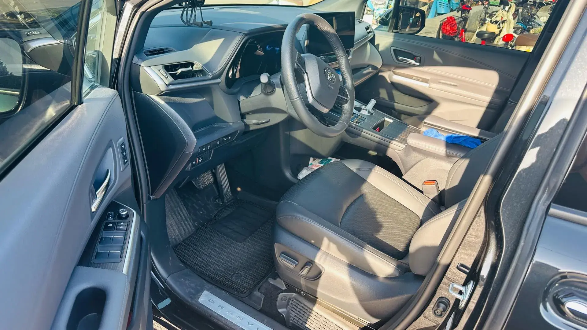 2022 TOYOTA GRANVIA thumbnail 2