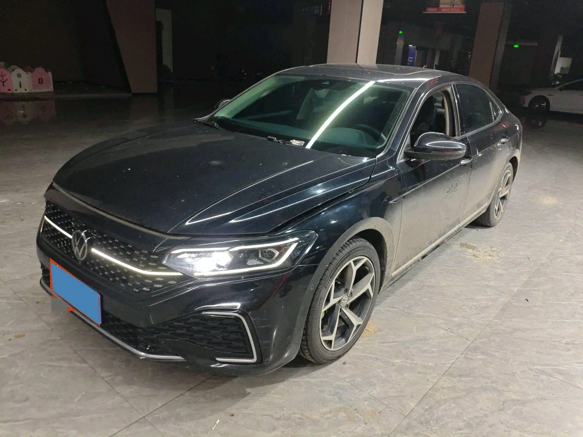 2023 VOLKSWAGEN PASSAT view 1