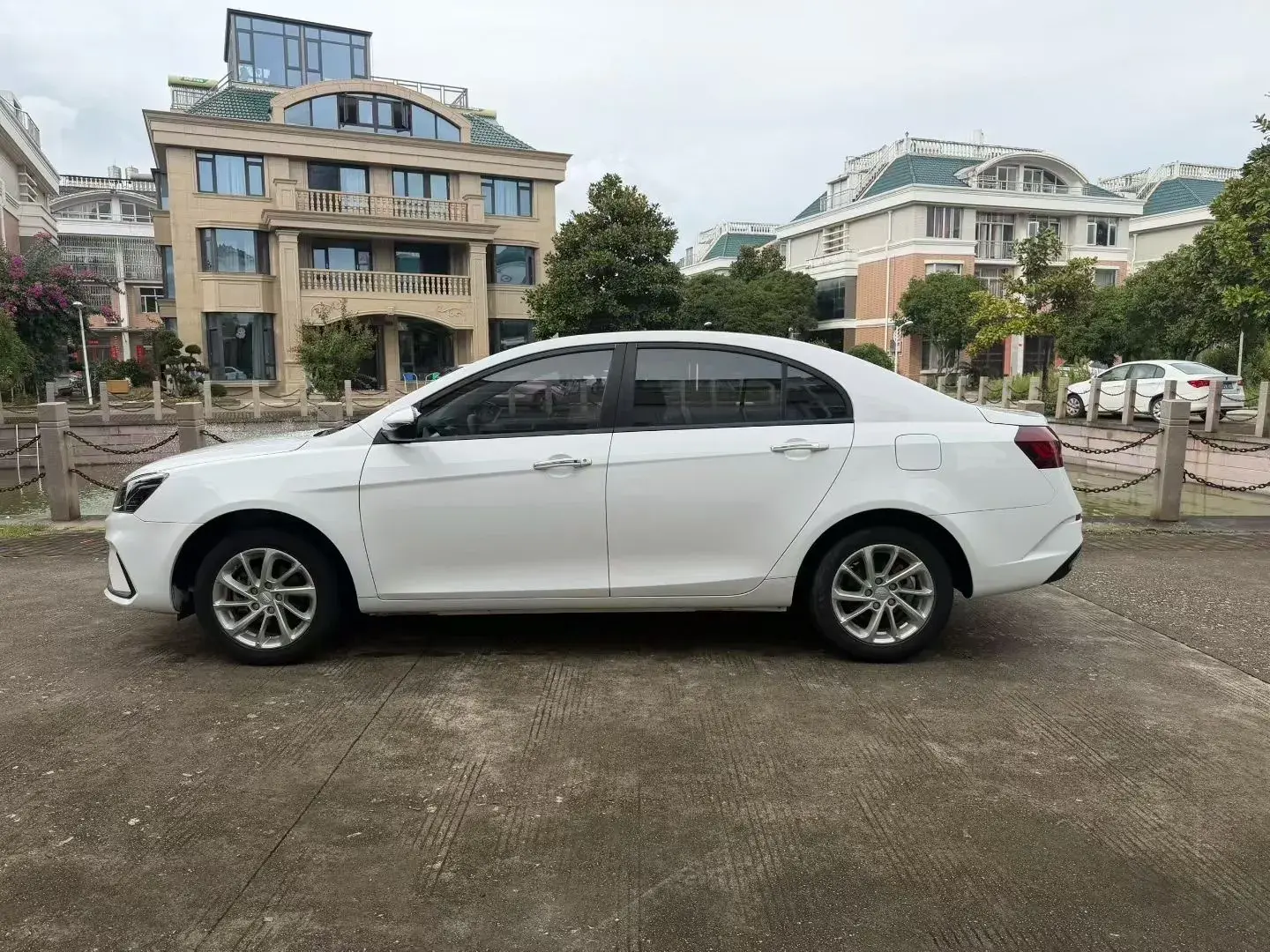 2021 GEELY EMGRAND thumbnail 2