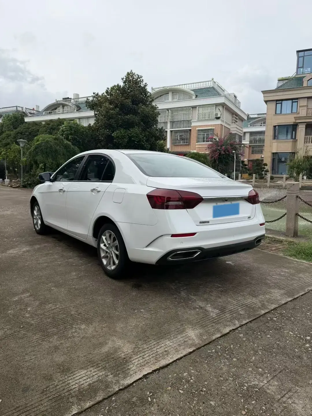 2021 GEELY EMGRAND thumbnail 3