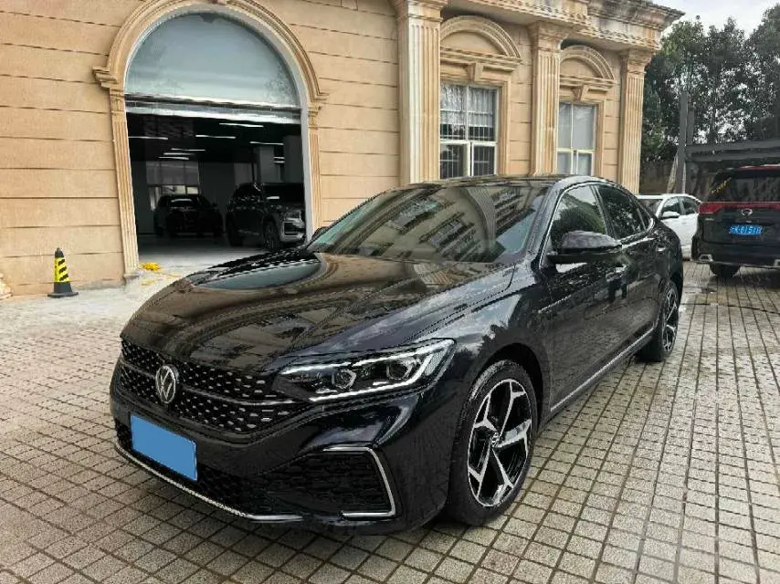 2023 VOLKSWAGEN PASSAT view 1