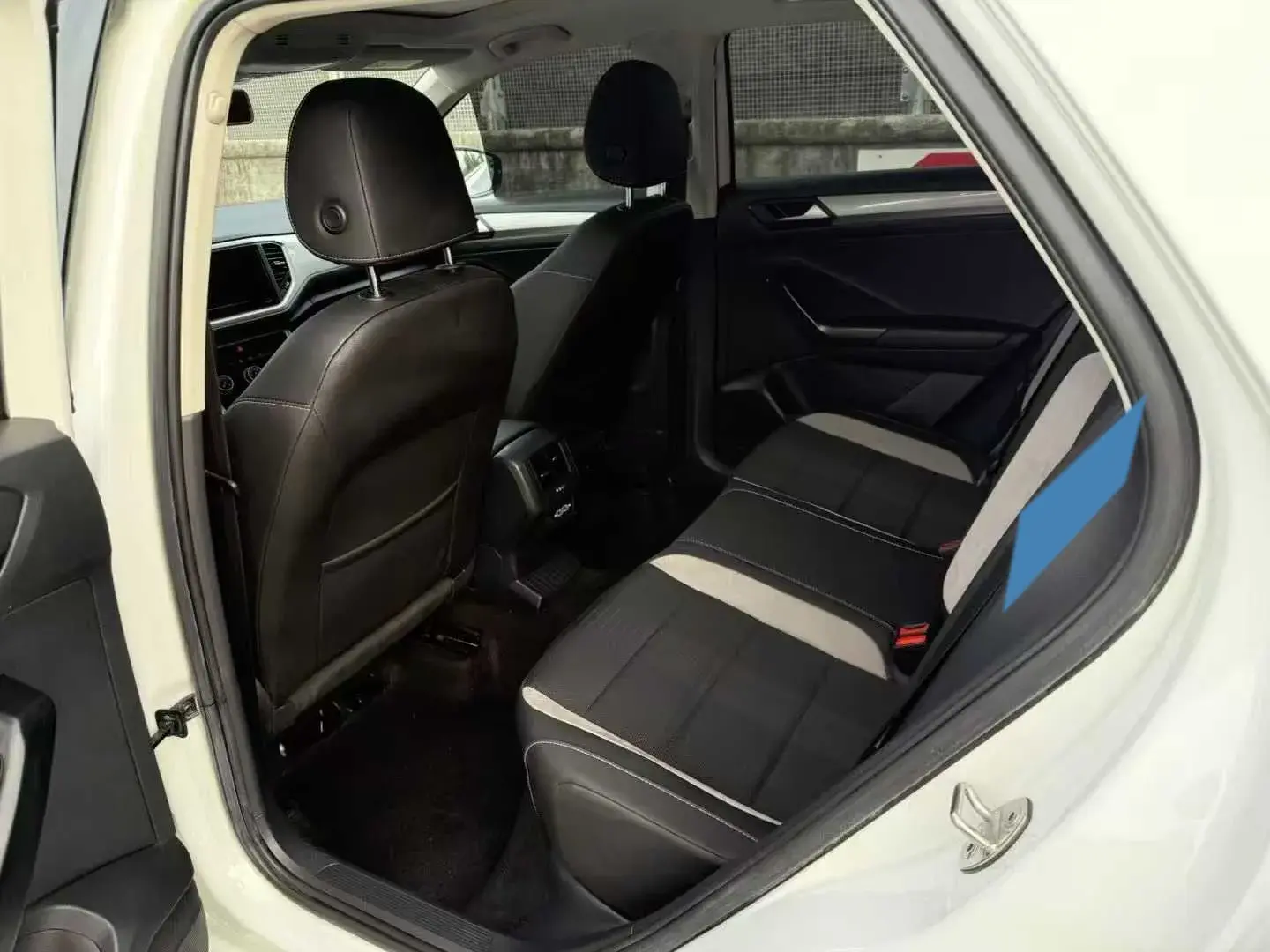 2021 VOLKSWAGEN T-ROC thumbnail 4