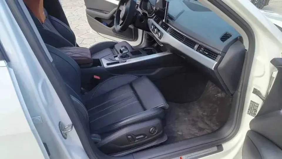 2023 AUDI A4L thumbnail 4