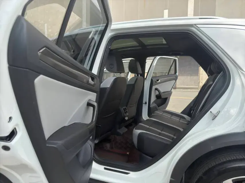 2023 VOLKSWAGEN T-ROC thumbnail 4