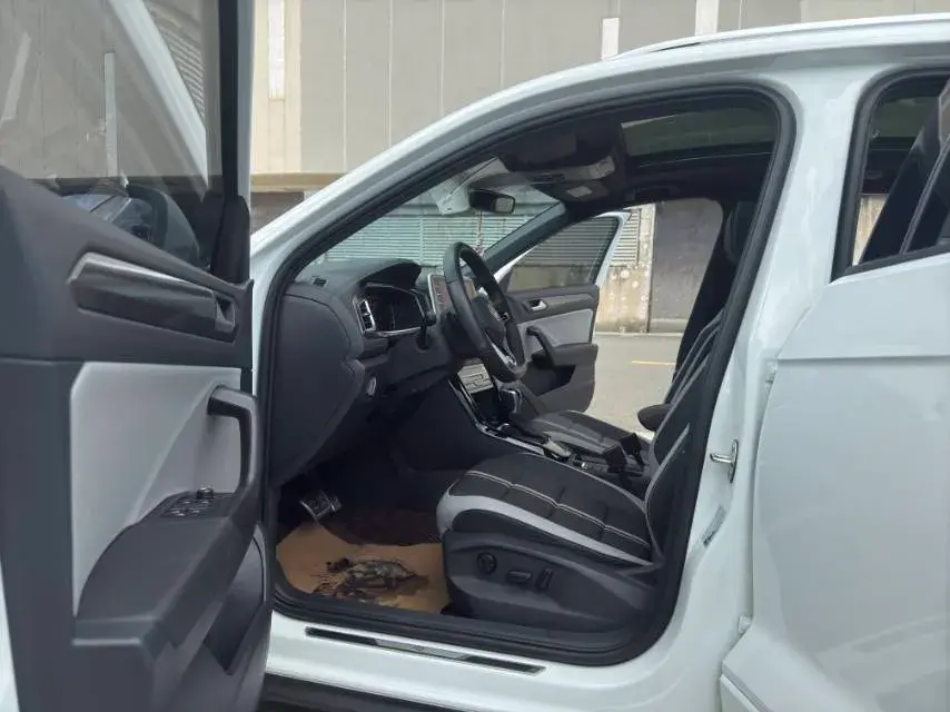 2023 VOLKSWAGEN T-ROC thumbnail 3