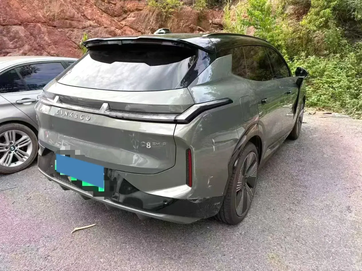 2023 LYNK&CO 08 thumbnail 2