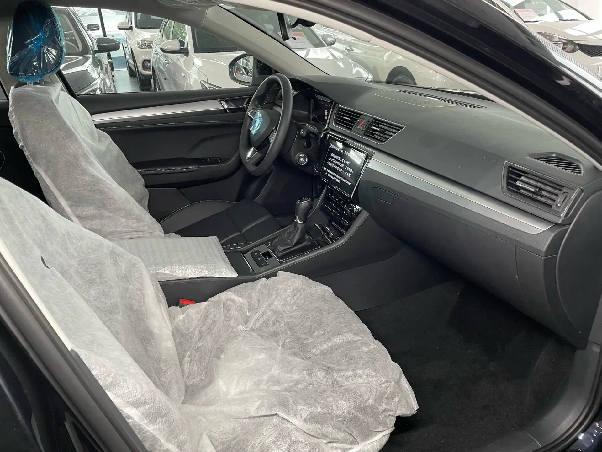 2025 SKODA SUPERB thumbnail 4