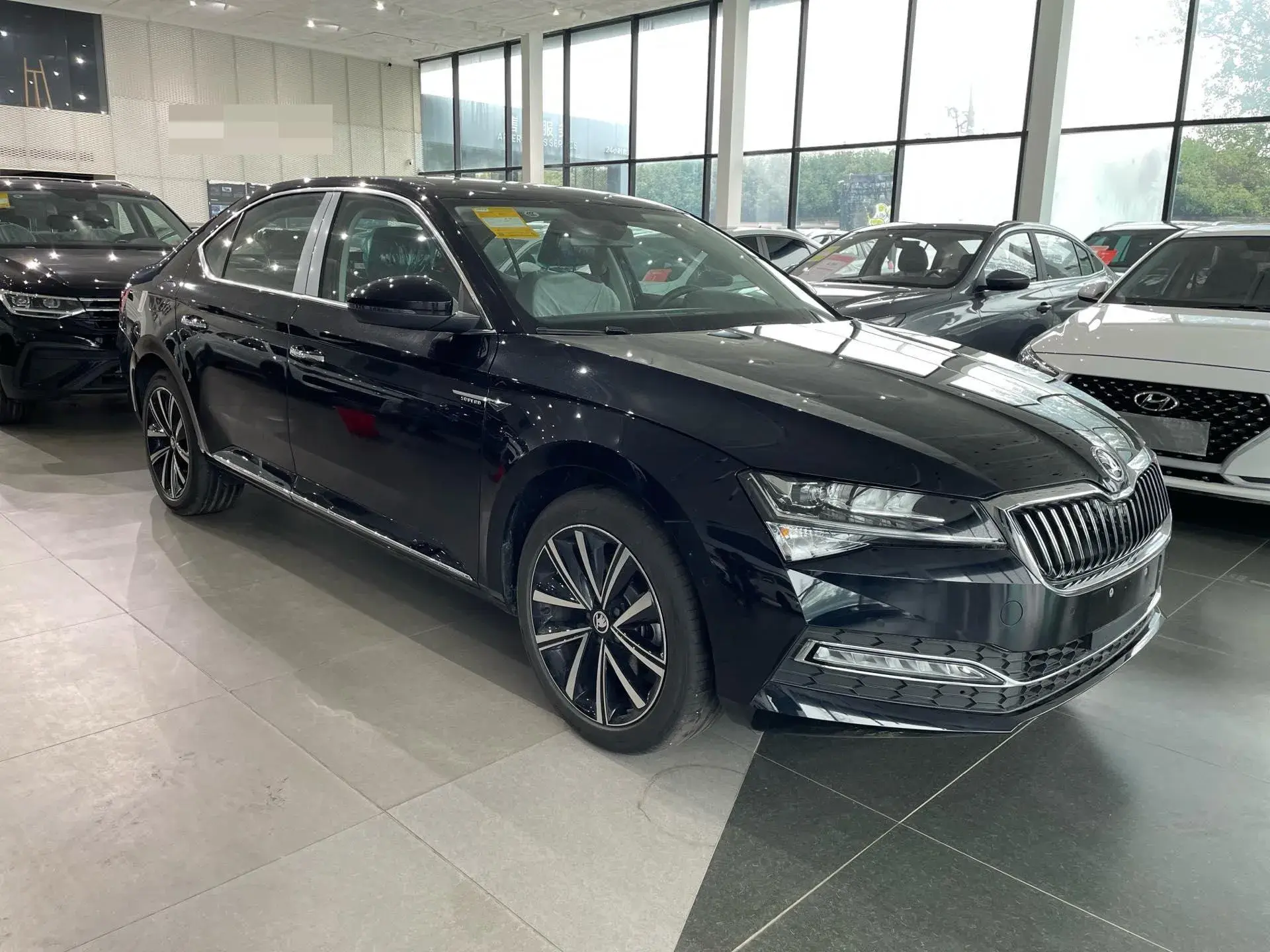 2025 SKODA SUPERB thumbnail 3