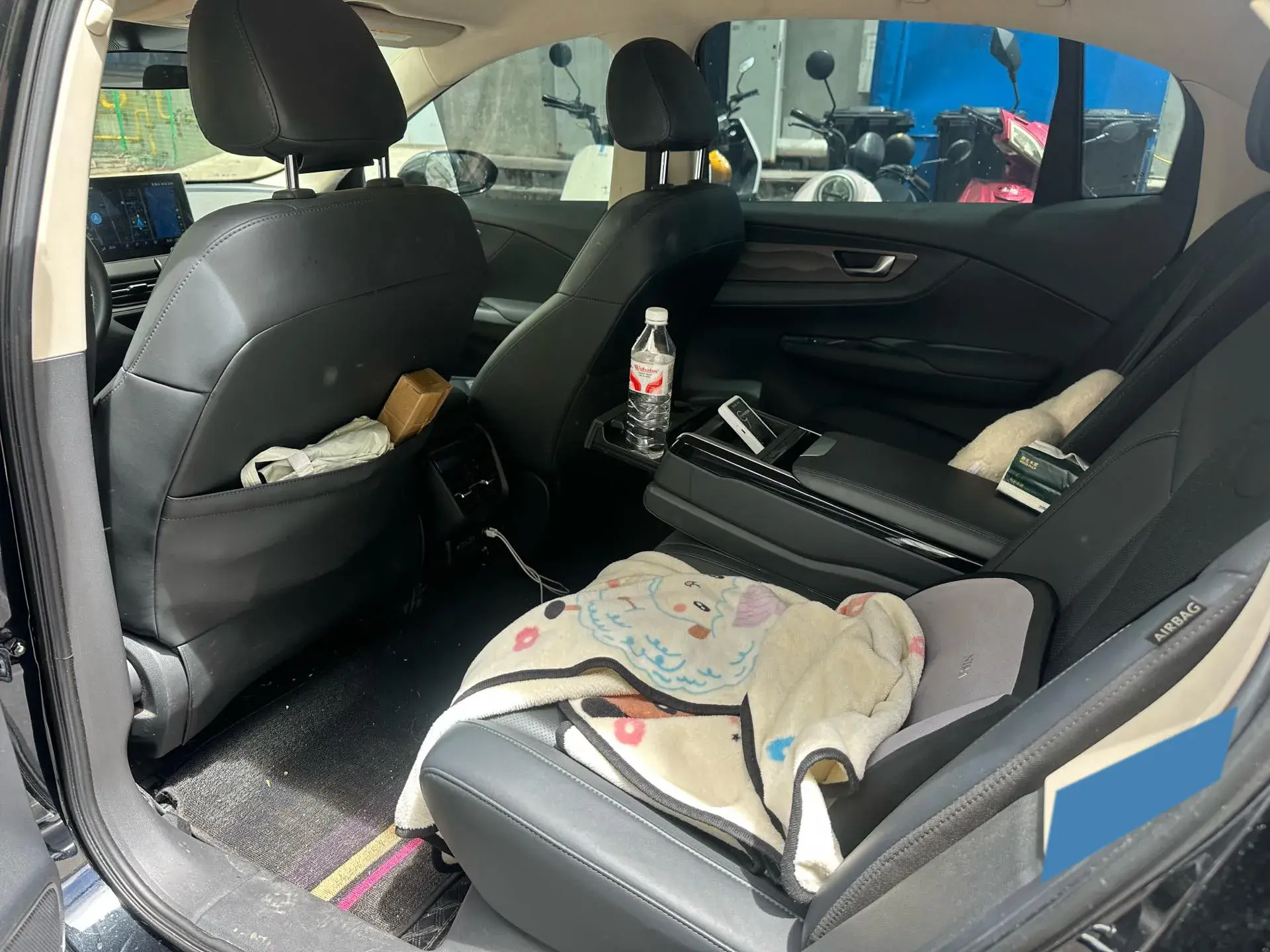 2022 HONGQI E-QM5 thumbnail 4