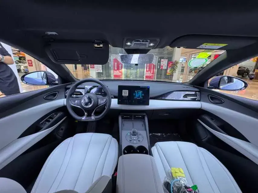 2024 BYD SEAL thumbnail 3