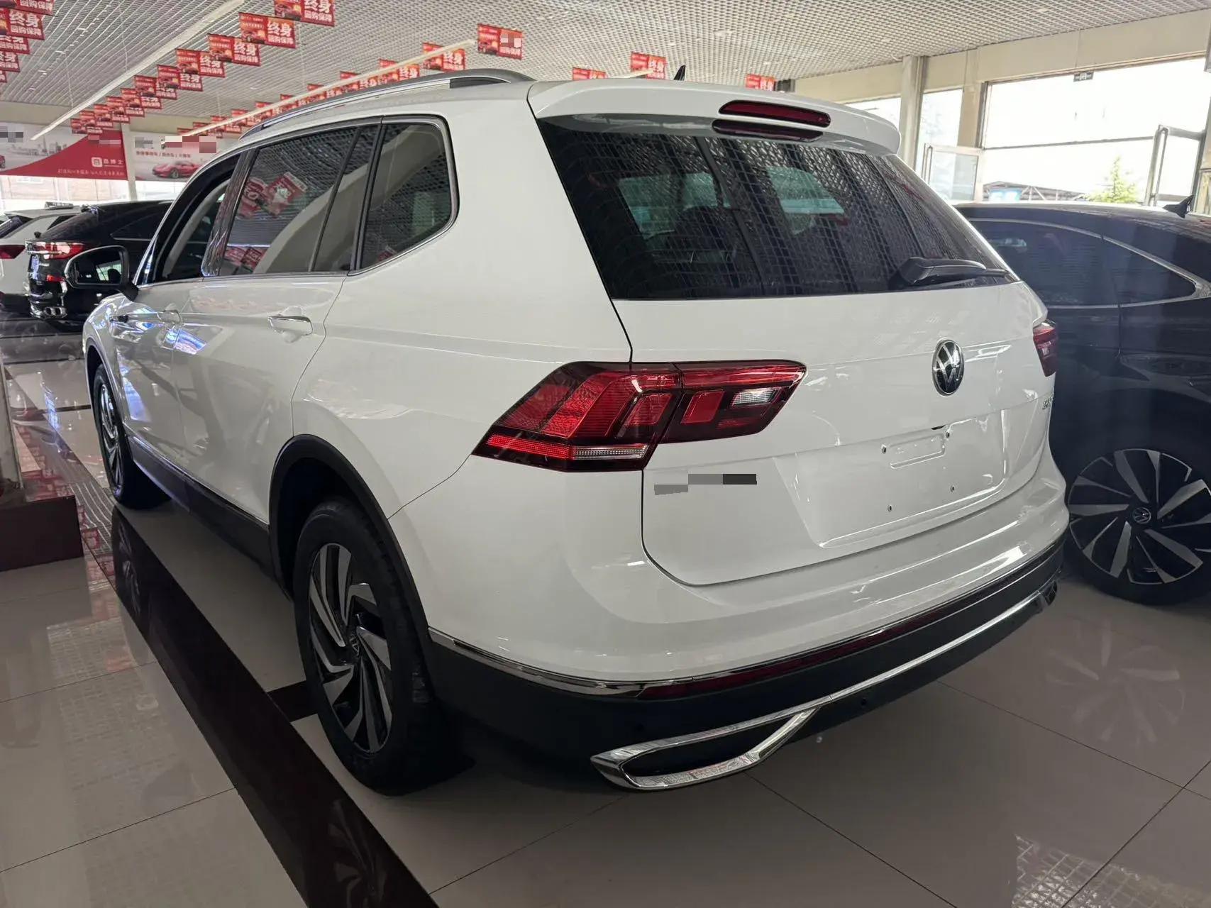 2023 VOLKSWAGEN TIGUAN thumbnail 3