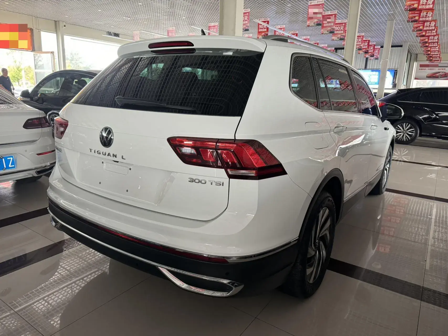 2023 VOLKSWAGEN TIGUAN thumbnail 4