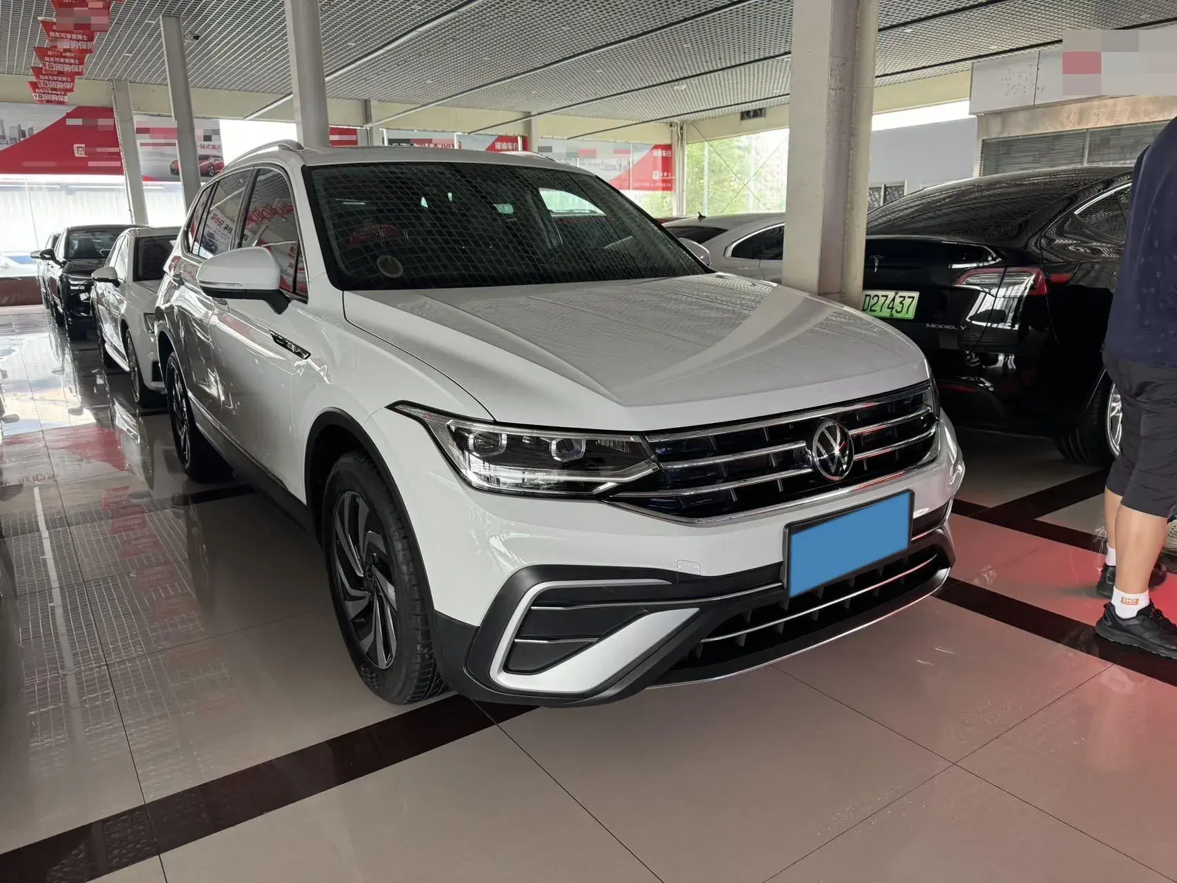 2023 VOLKSWAGEN TIGUAN thumbnail 2