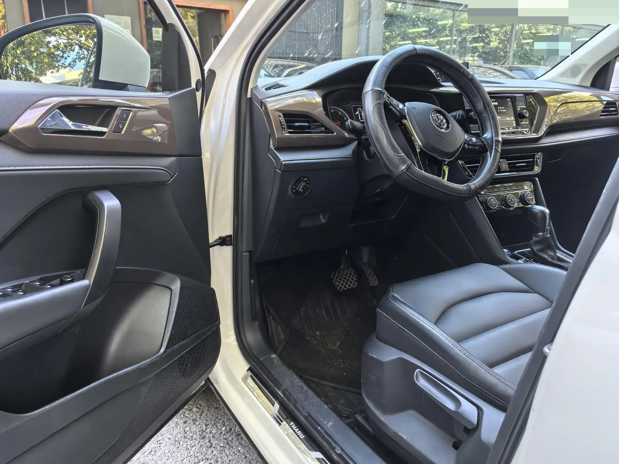 2021 VOLKSWAGEN THARU thumbnail 4