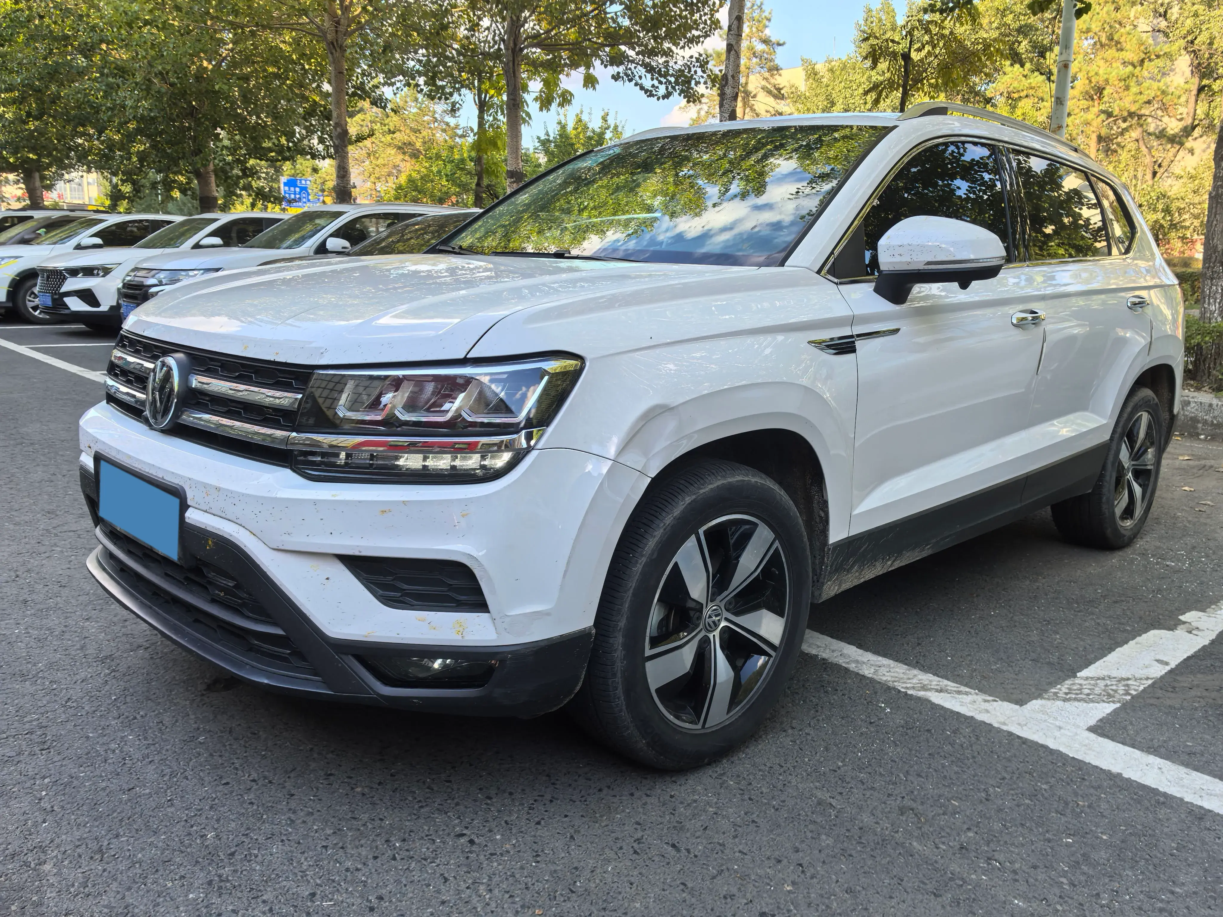 2021 VOLKSWAGEN THARU view 1